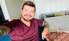 Marcelo hugo tinelli (born 1 april 1960, san carlos de bolívar) is an argentine tv host, media producer and businessman, best known as the host of the tv show showmatch broadcast on argentina's el trece. Put The Noodles Marcelo Tinelli Returns With The Showmatch Academy