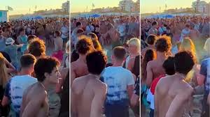La movida en la arena no para hasta las 10 de la noche. Asi Fue La Batalla Campal En Una Playa De Pinamar Noticias Cadena 3 Argentina