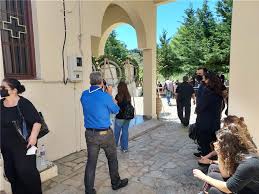 Κώστας αγοραστός σημείωσε ότι πρόκειται για ένα «ισχυρό. Me To Mwro Toys Sthn Agkalia O Mpamphs Leei To Teleytaio Antio Sthn Karolain Eikones