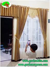 Gorden dengan motif juga dapat dijadikan pilihan. Gorden Warna Gold Gorden Ruang Tamu Dekorasi Ruang Tamu Modern Ruang Tamu Cat Ruang Tamu