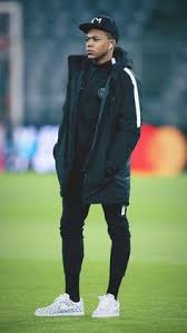 وانتشرت من قبل صورة شهيرة لمبابي وهو في غرفته الخاصة، حيث. 22 Kylian Mbappe Ideas Psg Neymar Football Players