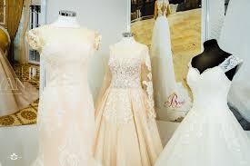 O tanara probeaza o rochie de mireasa expusa la targul expo ideal mariaj bucuresti 2010, la romexpo, vineri, 29 ianuarie 2010, in bucuresti. Autentic Los Angeles Stiluri Noi Targ Rochii De Mireasa 2019 Bucuresti Picturacameracopii Ro