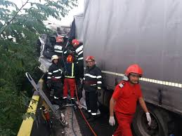 Pe lângă echipajele smurd și ale ambulanței sibiu, a fost solicitat și elicopterul, informează autorităţile. Accident Grav Pe Valea Oltului DouÄƒ Tiruri S Au Ciocnit Traficul Este Blocat Foto Stiri Pe Surse Cele Mai Noi Stiri