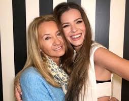 En nuestras stories, conocé quién es Marcela Riveiro, la mamá de la China Suárez. #ChinaSuarez 📲 www.gente.com.ar