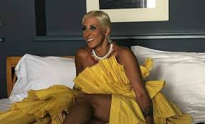 Abbiamo visto l'abito (look e vestiti) di malika ayane per la serata finale del festival di sanremo 2021, ma quali sono i conduttori dello show? Malika Ayane A Sanremo 2021 In Gara Con La Canzone Ti Piaci Cosi