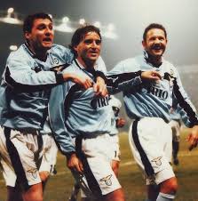 Ekipa milana sutra gostuje u rimu gdje će igrati protiv lazija u okviru 11. 90s Football On Twitter Christian Vieri Roberto Mancini And Sinisa Mihajlovic Celebrate For Lazio 1999 Http T Co Eym2dxy4ah