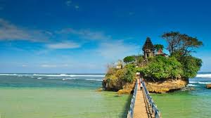 Pegunungan nan indah yang tersaji pada gambar pemandangan ini masih aktif dengan ditandai oleh adanya asap putih yang keluar. 10 Tempat Wisata Pantai Di Malang Paling Indah Wisata Pantai Di Malang