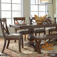 La Mesa Del Juegodecomedor Windville Aprovecha Al Maximo La Variacion Natural De La Madera Y Sus Sillas Tapiz Rustic Dining Table Dinning Room Rustic Dining