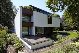 Moderne Architektur Mit Keller Wellnessbereich Von Rheingrun Gartengestaltung Dachgestaltun Moderne Architektur Garten Moderner Garten