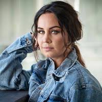 Benjamin Peltonen julkaisi roisin kuvan: Pitelee Anna Abreun paljaita  rintoja