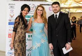 După o căsnicie de patru ani, denisa tănase şi cornel brotac au decis să divorţeze fără scandal. Denisa Tanase Prima Aparitie Oficiala Alaturi De Sotul Ei Medicul De Recuperare Cornel Brotac Infopress Tv Romania