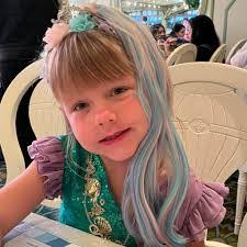 Lisa Hunsaker's Instagram, Twitter & Facebook