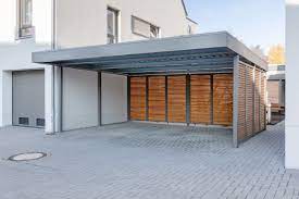 Doppelcarport In Grau Mit Dachbegrunung Und Wandelementen In Holzoptik Angepasst An Das Design Des Hauses Doppelcarport Pavillon Design Carport Garagentor