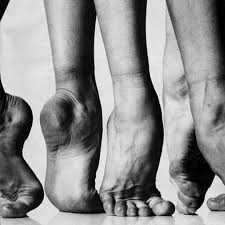 The Human Foot Is A Masterpiece Of Engineering And A Work Of Art Maison Baum Sublimates Women Feet With Elegant Colorfu In 2020 Dancers Feet Dance Photography Ballet
