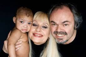 LP "Buonasera Raffaella" (STLP 148) LIMITED EDITION COLLECTION DELUXE  GATEFOLD Come Vi abbiamo promesso ieri, ecco a Voi il retro copertina con  tutti i brani contenuti nel disco... ma attenzione a qualche