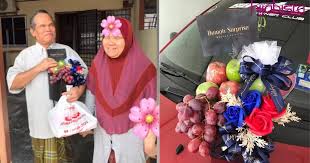 Maka dari itu, pilihlah gelas dengan desain yang menarik untuk dijadikan sebagai hadiah salah satu hadiah universal yang tak akan pernah gagal menyenangkan sang calon pengantin adalah bunga. Berilah Apapun Hadiah Kepada Mak Ayah Walau Hanya Belanja Makan Asalkan Kita Mampu Buatkan Mereka Tersenyum Gempak