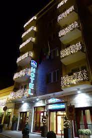 In fact, you can even book your airport transfer in advance for greater peace of mind. Spring House Addobbato Per Natale Picture Of Best Western Plus Hotel Spring House Rome Tripadvisor