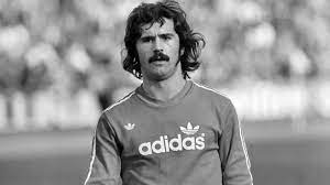 Gerd müller ist ein ehemaliger fußballspieler aus германия. F Xyq Na1uyd4m