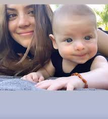 Instagram / sarah kohan hace unas horas la modelo australiana sarah kohan, la ahora supuesta exesposa de javier chicharito hernández celebró los primeros ocho meses de vida de nala, la segunda hija que tuvo con el futbolista mexicano. El Bebe De Sarah Kohan Y Javier Chicharito Hernandez Tiene Una Pulsera De Ambar Y Te Decimos Por Que Clase