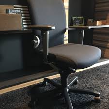 . en concert, une chaise de bureau aux pieds sciés, . plutôt qu'un tabouret de piano traditionnel. Chaise De Bureau Seconde Main Nnof Shop