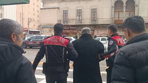 ŞANLIURFA'DA LOKANTAYI BASIP KARDEŞİNİ VURDU Şanlıurfa'da maske takarak  geldiği iş yerinde kardeşini silahla ağır yaralayan şahıs polise teslim  edildi. Edinilen bilgiye göre olay, Haliliye ilçesi Atatürk Mahallesindeki  Ahmet Bahçıvan İş Merkezinde yaşandı.