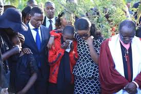 Alfred mutua has been known for showering praises on his youthful wife, lilian ng'ang'a.before we contin. Governor Alfred Mutua S Wife Breaks Down As She Says Goodbye To Her Bodyguard Photos Tuko Co Ke