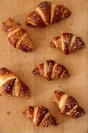 Mini Croissants Facon Bretzel Au Philadelphia Et Aux Tomates Sechees Beau A La Louche Recettes De Cuisine Petit Four Apero Bretzel Recette