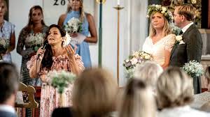 Bathina philipson var till sist den som fick låga poäng av juryn parat med ett lågt antal tittarröster, vilket ledde till att hon och danspartnern marc christensen fick lämna tävlingen. Carola Sjong Pa Coronasakrat Brollop I Skane Carola Shotoe