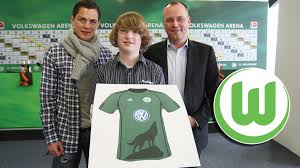 Vfl wolfsburg is a professional football club. Vfl Wolfsburg Wolf Auf Der Brust Das Neue Trikot Waz Az Online De