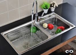 Dapur kediaman kelas menengah moden biasanya dilengkapi dengan tungku dapur, sinki dengan air panas dan sejuk, peti sejuk. Sink Dapur Yang Mana Satu Untuk Dipilih Petua Foto