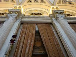 De asemenea mai exista sala unirii, galeria de onoare sau sala drepturilor omului. O CapodoperÄ A Geniului Romanesc Palatul Parlamentului Impresii Palatul Parlamentului Casa Poporului BucureÈti Amfostacolo