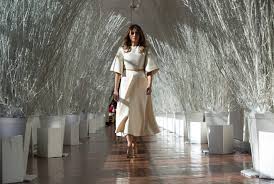 Melania trump decorate white house christmas 2017. Donald Trump Melania Hold Hands In Official Christmas Portrait