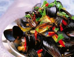 Gedampfte Muscheln Mit Rotem Und Grunem Chili Rezept Rezept Muscheln Rezept Rezepte Chili Rezepte