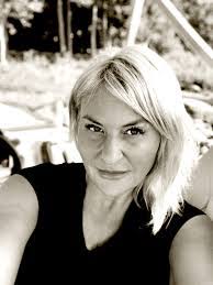 Leslie Bishop's Instagram, Twitter & Facebook