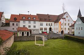 Wer im gasthof übernachtet, legt wert auf gutes essen und herzliche gastfreundschaft.die gasthöfe im fränkischen weinland bieten all das in herrlicher umgebung. Randersacker Rathaus Aktuell
