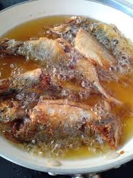 Demikianlah resep masakan membuat ikan gurame goreng terbang yang bisa anda coba dirumah. Pulut Gaul Nyior Dengan Ikan Rebus Goreng Resepi Tradisional Senang Ringkas Terus Teringat Kampung Mingguan Wanita Viral Meletop