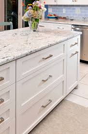 This Maryland Kitchen Went From Brown To Beachy With Classic White Shaker Doors Against Kitchen Wood Design Kitchen Furniture Design Trendy Kitchen Backsplash
