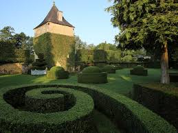 Ifs, buis, charmes et cyprès sont les essences principales du jardin. Les Jardins Du Manoir D Eyrignac Beaux Jardins Et Potagers