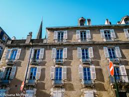 Le pays basque, une terre, une langue, une histoire, entre océan atlantique et pyrénées la montagne, l'océan et la campagne, des traditions culturelles très présentes, une cuisine renommée et. Spending A Day At Bayonne In Pays Basque France Hot And Chilli