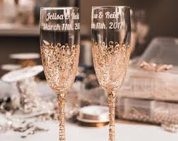 Personalized Wedding Glasses Toasting Flutes Gold Or Silver Glasses Bride And Groom Champagne Glasses Wedding Toasting Flutes Set Of 2 Copas De Novios Copas De Champan De La Boda Flautas De Boda