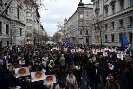 Több ezren tüntettek szombaton az osztrák fővárosban a járványügyi intézkedések ellen, melyek célja a koronavírus visszaszorítása. The 12 Demands Of Hungarian Students Daily News Hungary