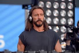 World, hold on (children of the sky) is a song by french music producer and dj bob sinclar, featuring steve edwards. A Parigi Bob Sinclar Suona Sull Arco Di Trionfo Man In Town