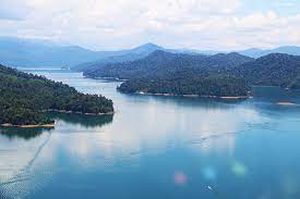 Ini adalah salah satu tempat wisata paling popular di kuala terengganu. Tasik Kenyir Lembaga Kemajuan Terengganu Tengah