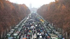 40 000 farmers on tractors block berlin in protest at new