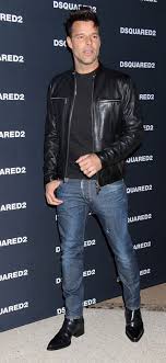 ريكي مارتن (ricky martin) أو أنريكي مارتين موراليس (24 ديسمبر 1971 في بورتو ريكو) هو مغني بوب بورتوريكي من أصول أسبانية، فائز بجائزة الغرامي. Ø±ÙŠÙƒÙŠ Ù…Ø§Ø±ØªÙ† Ø§Ù„Ø·ÙˆÙ„ ÙƒÙŠÙ Ø·ÙˆÙŠÙ„ Ø§Ù„Ù‚Ø§Ù…Ø©