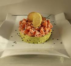 Tartare De Saumon Sur Son Lit D Avocat Nathychef Recette Tartare De Saumon Cuisine Et Boissons Recettes De Cuisine
