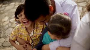 Iluminaelmundo Dia 7 Dejar Que Los Ninos Vengan A Cristo Mormon Org Navidad De 2017 Lighttheworld Couple Photos Children
