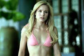 Peter (jason segel) is a struggling musician who finds his world turned upside down when his tv celebrity girlfriend, sarah marshall (kristen bell), dumps him for a tragically hip rock star. Kristen Bell Forgetting Sarah Marshall Over 120 Of The Most Iconic Bikini Moments In Movies Popsugar Entertainment Photo 58