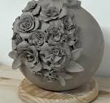 Un bouquet figé pour fleurir votre soirée 🤍 . . . #poterie ...