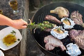 La bistecca, che si presenta generalmente con l'aspetto di una fetta di carne, viene cotta e consumata principalmente alla griglia, ai ferri o fritta. Grigliata Di Carne Segreti E Marinate Per Una Grigliata Perfetta